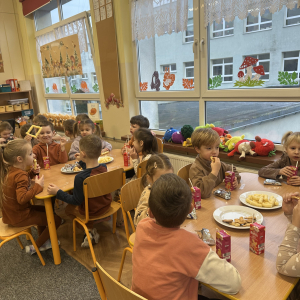 Wspólny poczęstunek - dzieci cieszą się smakołykami przygotowanymi przez rodziców. 