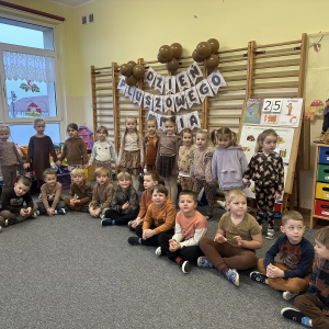 Ulubione misie- dzieci prezentują swoje pluszowe przytulanki. 