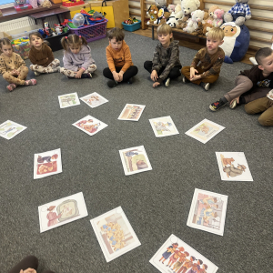 Opowiadanie o misiach - mali słuchacze poznają ciekawe historie o przygodach pluszaków. 