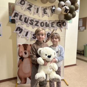 Radosna atmosfera - uśmiechy, przytulanie misiów i wspólne chwile pełne śmiechu.  