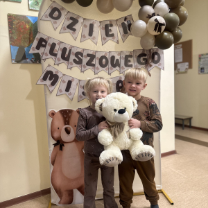 Radosna atmosfera - uśmiechy, przytulanie misiów i wspólne chwile pełne śmiechu.  