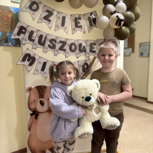 Radosna atmosfera - uśmiechy, przytulanie misiów i wspólne chwile pełne śmiechu.  