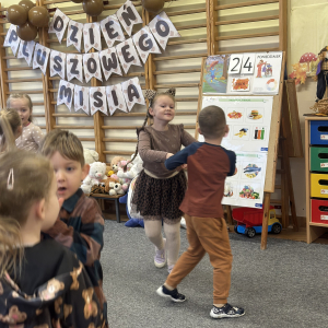 Tańce i zabawy - wspólne zabawy ruchowe i tańce w radosnej atmosferze. 
