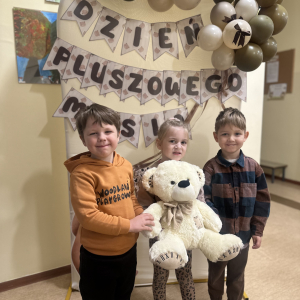 Radosna atmosfera - uśmiechy, przytulanie misiów i wspólne chwile pełne śmiechu.  