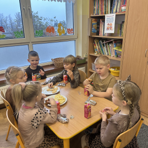 Wspólny poczęstunek - dzieci cieszą się smakołykami przygotowanymi przez rodziców. 