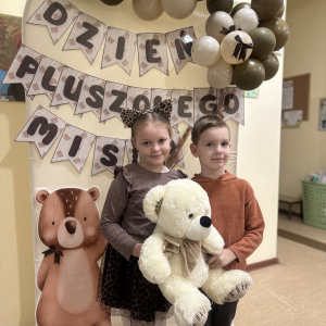 Radosna atmosfera - uśmiechy, przytulanie misiów i wspólne chwile pełne śmiechu.  