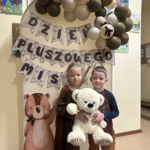 Radosna atmosfera - uśmiechy, przytulanie misiów i wspólne chwile pełne śmiechu.  