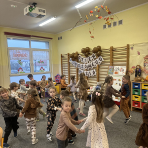 Tańce i zabawy - wspólne zabawy ruchowe i tańce w radosnej atmosferze. 