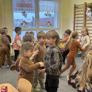 Tańce i zabawy - wspólne zabawy ruchowe i tańce w radosnej atmosferze. 