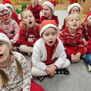 Dzieci ćwiczą mięśnie narządów mowy słuchając opowiadania logopedycznego