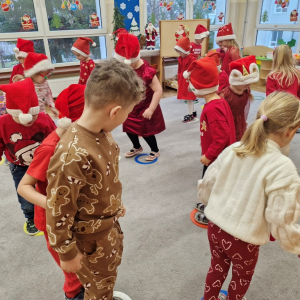 Dzieci w czasie zabawy ruchowej przy muzyce "Zmęczone Mikołaje"