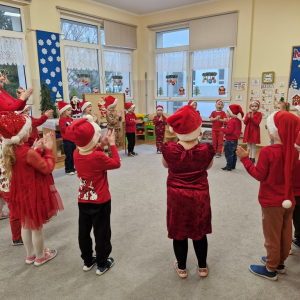 Dzieci wyklaskują rytm refrenu piosenki Mikołaj