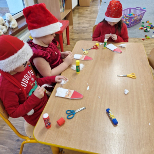 Dzieci w czasie zajęć plastycznych- wykonują pracę plastyczną "Mikołaj"