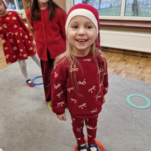 Dzieci w czasie zabawy ruchowej przy muzyce "Zmęczone Mikołaje"