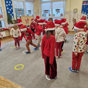 Dzieci w czasie zabawy ruchowej przy muzyce "Zmęczone Mikołaje"