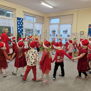 Dzieci w czasie zabawy ruchowej przy piosence Mikołaj