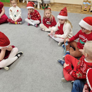 Chłopiec dzwoni dzwoneczkiem