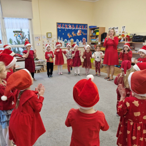 Dzieci wyklaskują rytm refrenu piosenki Mikołaj