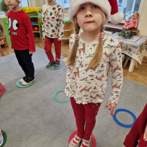 Dzieci w czasie zabawy ruchowej przy muzyce "Zmęczone Mikołaje"