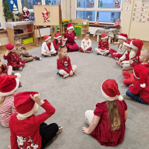 Dzieci w czasie zabawy słuchowej "Dzwonią dzwonki sań"
