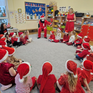 Dzieci śpiewają Mikołajowi piosenkę Mikołaj