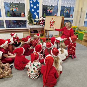 Dzieci opisują słowami wygląd Mikołaja