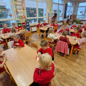 Dzieci zjadają babeczki upieczone przez mamę Jagny