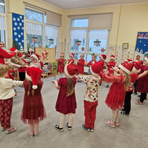 Dzieci wskazują na dziewczynkę będącą w zabawie Mikołajem