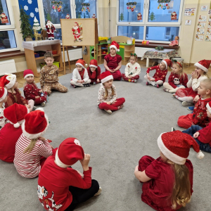 Dzieci w czasie zabawy słuchowej "Dzwonią dzwonki sań"