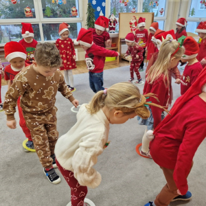 Dzieci w czasie zabawy ruchowej przy muzyce "Zmęczone Mikołaje"