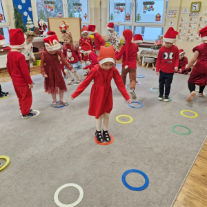 Dzieci w czasie zabawy ruchowej przy muzyce "Zmęczone Mikołaje"