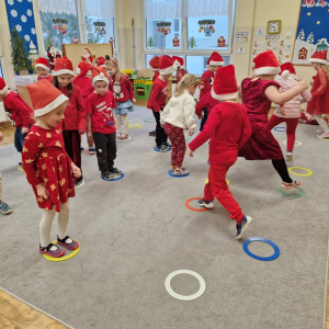 Dzieci w czasie zabawy ruchowej przy muzyce "Zmęczone Mikołaje"