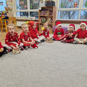 Dzieci grają na kołatkach, słuchając opowiadania "Przyjazd Mikołaja"
