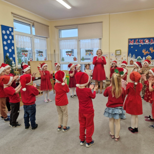 Dzieci wyklaskują rytm refrenu piosenki Mikołaj