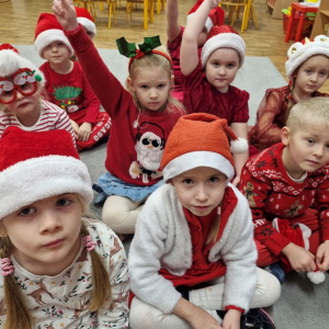 Dzieci zgłaszają się do odpowiedzi na pytanie: Co chciałbym dostać  od  Mikołaja?    