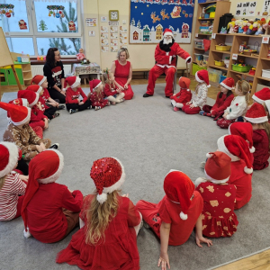 Dzieci, Panie i Mikołaj w czasie wspólnych rozmów