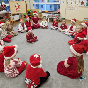 Dzieci w czasie zabawy słuchowej "Dzwonią dzwonki sań"