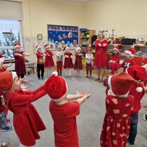 Dzieci wskazują na dziewczynkę będącą w zabawie Mikołajem