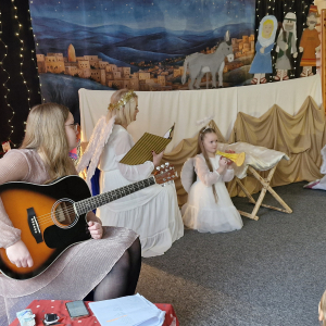 Dziewczynki grają na trąbkach