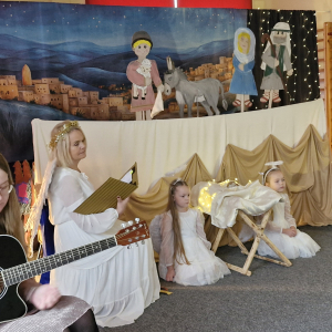 Scenka z teatrzyku "Osiołek i gwiazda"  -Maryja i Józef  szukają miejsca na nocleg w Betlejem