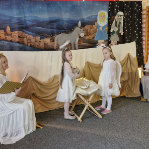 Aniołki (dzieci i panie) w czasie przedstawienia "Osiołek i gwiazda"