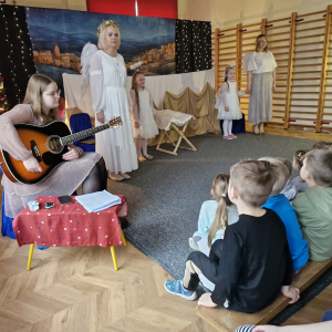 Aniołki (dzieci i Panie) śpiewają kolędę