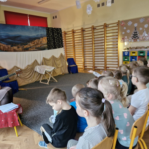 Dzieci podczas oczekiwania na teatrzyk "Osiołek i gwiazda"
