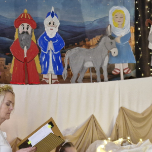 Scenka z teatrzyku "Osiołek i gwiazda" -Trzej królowie przybyli do Dzieciątka Jezus