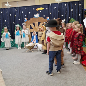 Pasterze przy żłóbki witają małego Jezusa