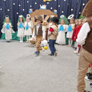 Pasterz oddala sią od żłóbka z Dzieciątkiem Jezus po złożeniu daru