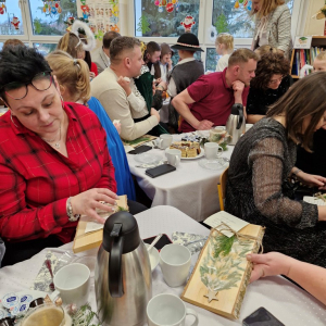 Rodzice oglądają prezenty od swoich pociech