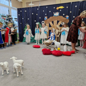 Pani Marysia rozdaje dzieciom opłatek