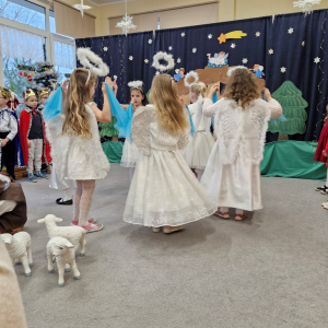 Dziewczynki - aniołki wykonują układ ruchowy przy pastorałce