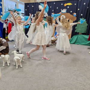 Aniołki wymachują chustami przy śpiewie pastorałki